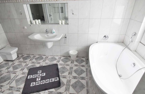 Altstadt-Nord Apartment | K68 penthouse apartment on Friesenplatz in the heart of Cologne with wrap-around terrace