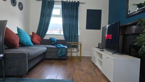 Frecheville Apartment | Kabaka - Comfy Birley 3 Bedroom Home