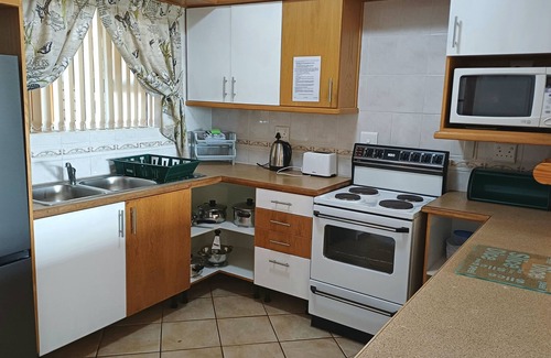 Kleinmond Apartment | KABELJOU 1 : 2 bedr/2 bathr, BBQ. Panoramic view. Near beach + shopping center.