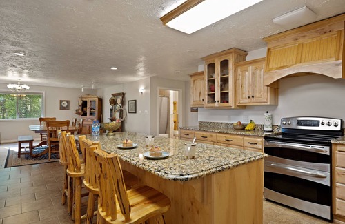 Island Park Cabin | KABINO: 5 acres FirePit Pool Table Ping Pong Foosball WiFi Grill Mtn Trails Yellowstone