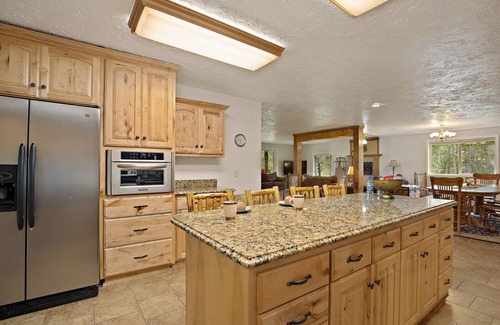 Island Park Cabin | KABINO: 5 acres FirePit Pool Table Ping Pong Foosball WiFi Grill Mtn Trails Yellowstone
