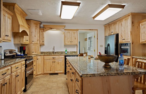 Island Park Cabin | KABINO: 5 acres FirePit Pool Table Ping Pong Foosball WiFi Grill Mtn Trails Yellowstone