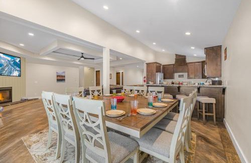 Island Park House | KABINO: A/C Hot Tub Pool Table 3 aces Trailer Parking Boat Launch