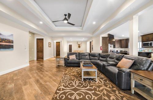 Island Park House | KABINO: A/C Hot Tub Pool Table 3 aces Trailer Parking Boat Launch