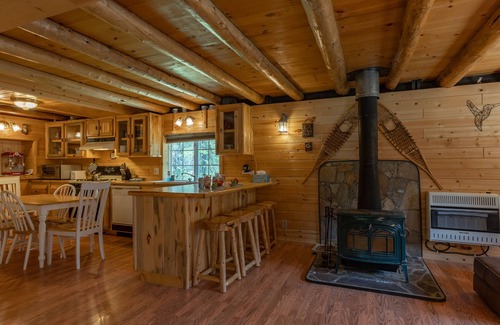 Island Park Cabin | KABINO: FirePit Big Driveway SmartTV Grill WiFi