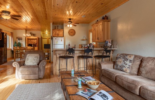 Island Park Cabin | KABINO: FirePit Grill SmartTV WiFi Washer Dryer