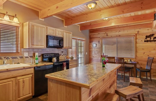 Island Park Ski Chalet | KABINO: Hot Tub Fire Pit Sauna PS3 and 4 Grill WiFi Loft