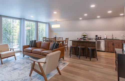 Island Park Cabin | KABINO: Hot Tub,Nestled in the Woods, Arcade Game, Fire Pit, WiFi