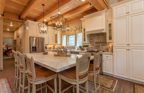 Island Park House | KABINO: NEW build! A/C SmartTVs Chef's Kitchen Spacious WiFi Grill Bill's Island Reservoir Fishing