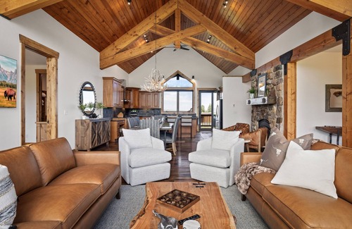 Clawson House | KABINO: Partial A/C Hot Tub FirePit Foosball Telescope Games WiFi Grill Mtn Views