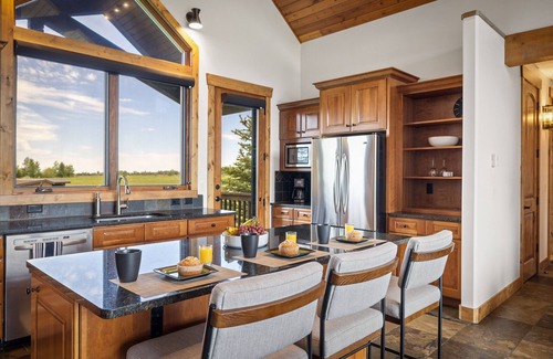 Clawson House | KABINO: Partial A/C Hot Tub FirePit Foosball Telescope Games WiFi Grill Mtn Views