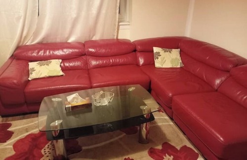 Drumchapel Apartment | 🏡 Kaffuhsmartt: Peaceful Family Retreat Near Shops & Transit