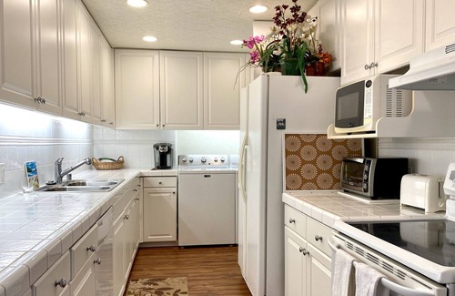 Waialae Iki Apartment | Kahala Beach 2B/2bath/1pkg Condo