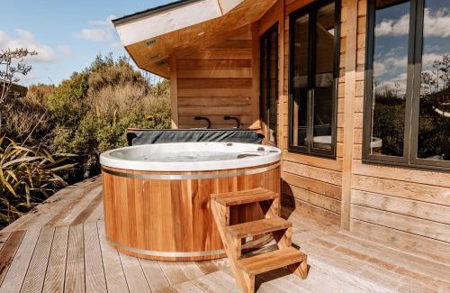 Ohakune House | Kaho - Ohakune Holiday Home with Spa