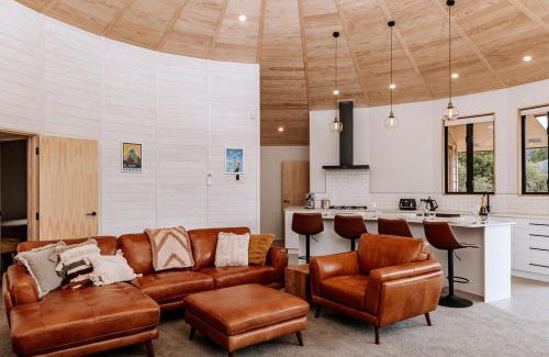 Ohakune House | Kaho - Ohakune Holiday Home with Spa