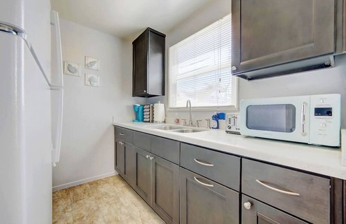 Central Mission Beach Apartment | Kahuna's Beach Pad Steps to Sand + A/C & Garage!