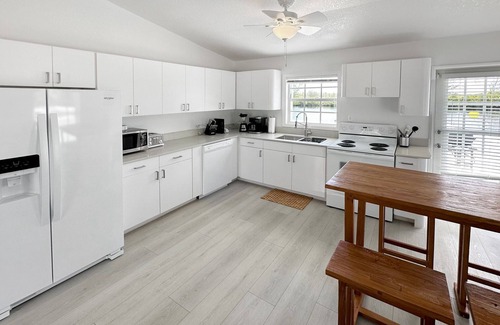 Rum Point House | Kai Baby Waterfront Cottage Private Pool Cabana Kayaks Paddleboards & Bikes!