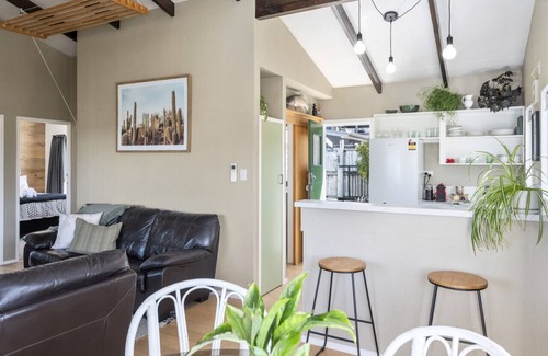 Nukuhau House | Kaihua Cabin| Stylish Taupō Hideaway w/Mt Views & Modern Comforts