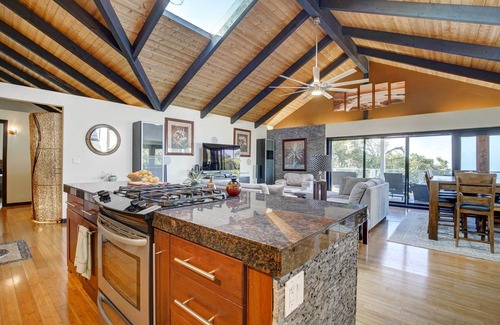 Kalaoa House | Kailua-Kona House w/Balcony & Ocean Views!