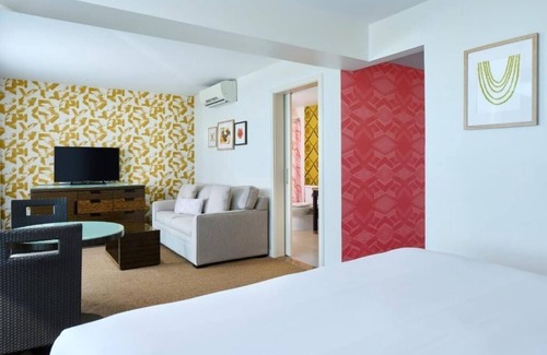 Diamond Head - Kapahulu - St. Louis Hotel | Kaimana Beach Hotel | Oceanfront View Junior Suite | Direct Ocean Views