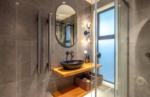 Waiheke Island Cabin | Kaitiaki Lodge - Kaitiaki Lodge is our brand new luxury lodge located in Onetangi on Waiheke Island. Situated overlooking acres of unspoilt native bush with the Hauraki Gulf beyond the setting is simply spectacular. The lodge has 5 large bedrooms, 3.
