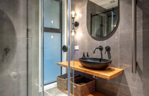 Waiheke Island Cabin | Kaitiaki Lodge - Kaitiaki Lodge is our brand new luxury lodge located in Onetangi on Waiheke Island. Situated overlooking acres of unspoilt native bush with the Hauraki Gulf beyond the setting is simply spectacular. The lodge has 5 large bedrooms, 3.