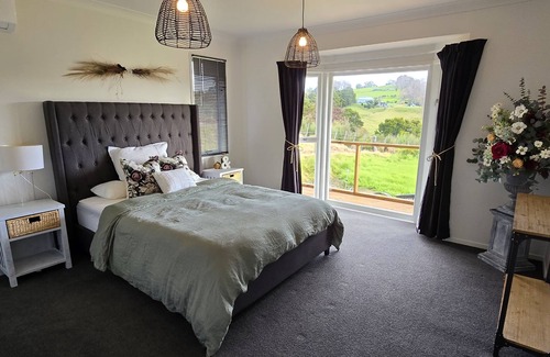 Kaiwaka House | Kaiwaka Holiday Home in a rural location - 10mins from gorgeous beach!