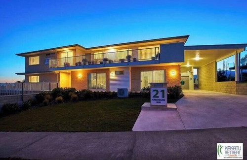 Kaikoura Apartment | Kakatu Retreat - Family Room, Kakatu Retreat | Family Room | Breakfast Included