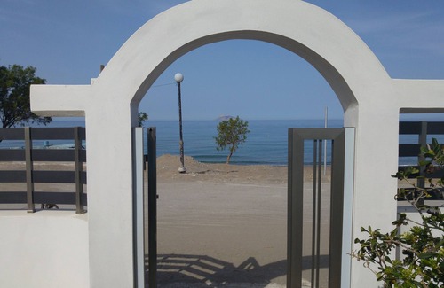Neo Kalamaki Villa | Kalamaki SeaSide - Entire Villa right in front of the beach
