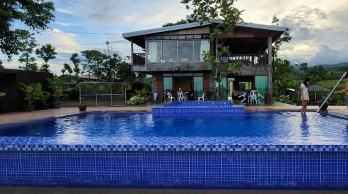 Canloan City House | Kalaparan Farm House by HiveRooms