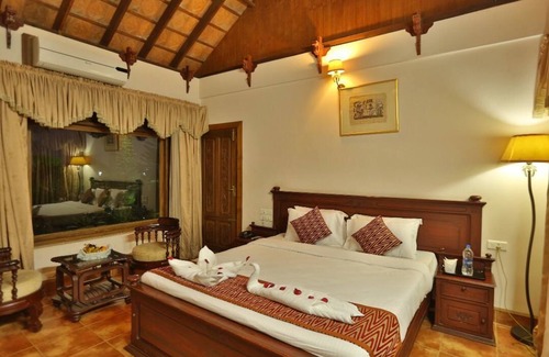 Vaikom Hotel | Kalathil Lake Resort
