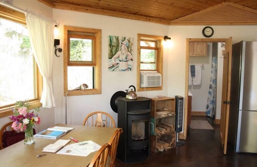 Paonia House | Kale's Cottage - King, Private, Romantic, Birders' Paradise