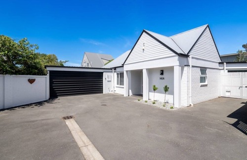 Merivale House | Kaleido Nook Enchanting 3BR Magic on Rugby Street