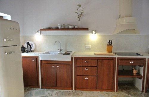 Kali Vrysi House | Kalivi Elena, a traditional, restored stone house in Platanias, Pelion.