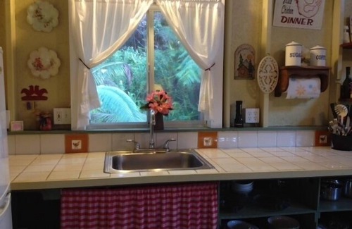 Kailua-Kona Cabin | Kaloko mountain cabin above Kona with hot tub and fireplace - rustic adventure!