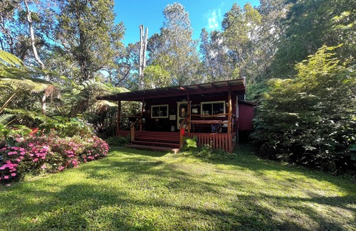 Kailua-Kona Cabin | Kaloko mountain cabin above Kona with hot tub and fireplace - rustic adventure!