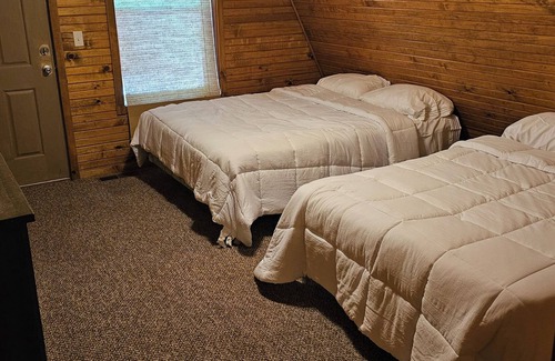 Hoyt Cabin | Kalos Lakeside lodges on Lake Eufaula with private boat ramp and dock slips.