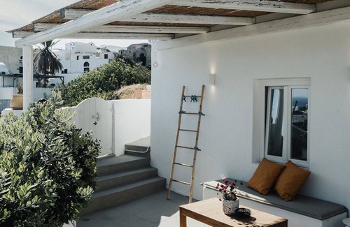 Oia Apartment | Kalyva House in center of Oia