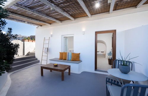 Oia Apartment | Kalyva House in center of Oia