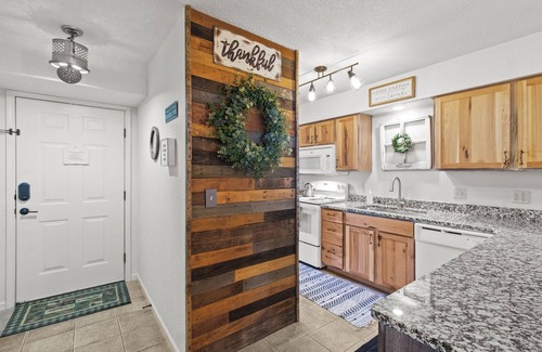 Table Rock Condo | KamAlot Kottage~Luxury Lakeview Condo~Resort~Pools