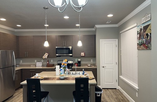 Kennedy House | Kamara’s Family Townhome. Pet friendly