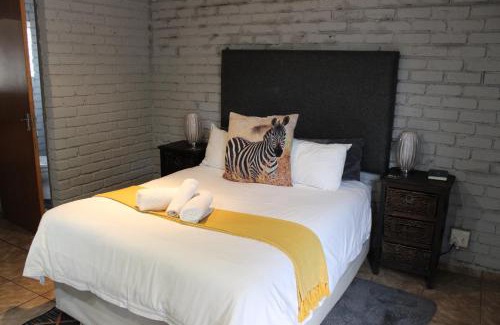 Vryburg Cabin | Kameelboom Lodge