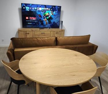 Starogard Gdanski Apartment | Kameralny NOWY Apartament w centrum miasta, Duży Parking, FV, Luksusowo wyposażony, PlayStation 5, Balkon, Klimatyzacja, Taras, Winda, Wyposażona kuchnia