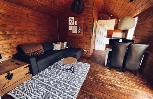 Jubbega House | Kampeerhuisje met veranda over de vijver