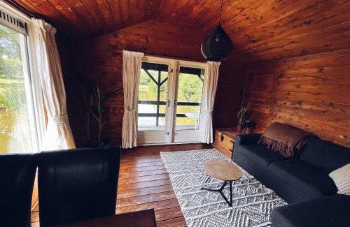 Jubbega House | Kampeerhuisje met veranda over de vijver