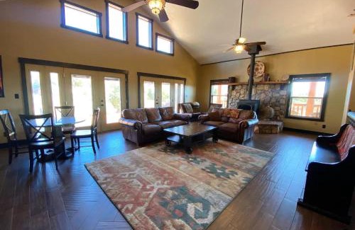 Kanab House | Kanab Family Luxury Log Cabin Hot Tub Pets OK