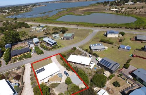 Alexandrina House | Kangaroo Pause Holiday home at Clayton Bay