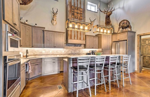 Great Bend Cabin | Kansas Hunting Lodge: Pets & Large Groups Welcome!