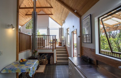 Ngaio Bay Cottage | Kanuka House - Kaiteriteri Holiday Home