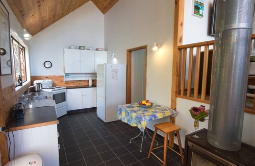 Ngaio Bay Cottage | Kanuka House - Kaiteriteri Holiday Home